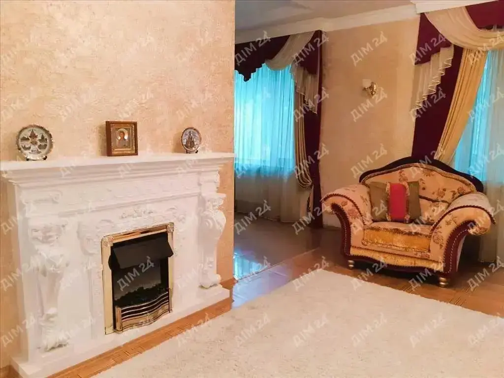 Центр.Трикімнатна сталінка з індивідуальним опаленням.  