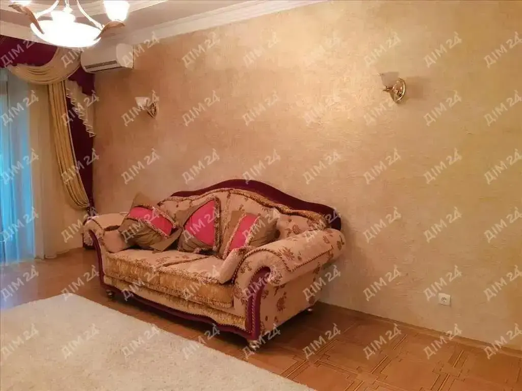 Центр.Трикімнатна сталінка з індивідуальним опаленням.  