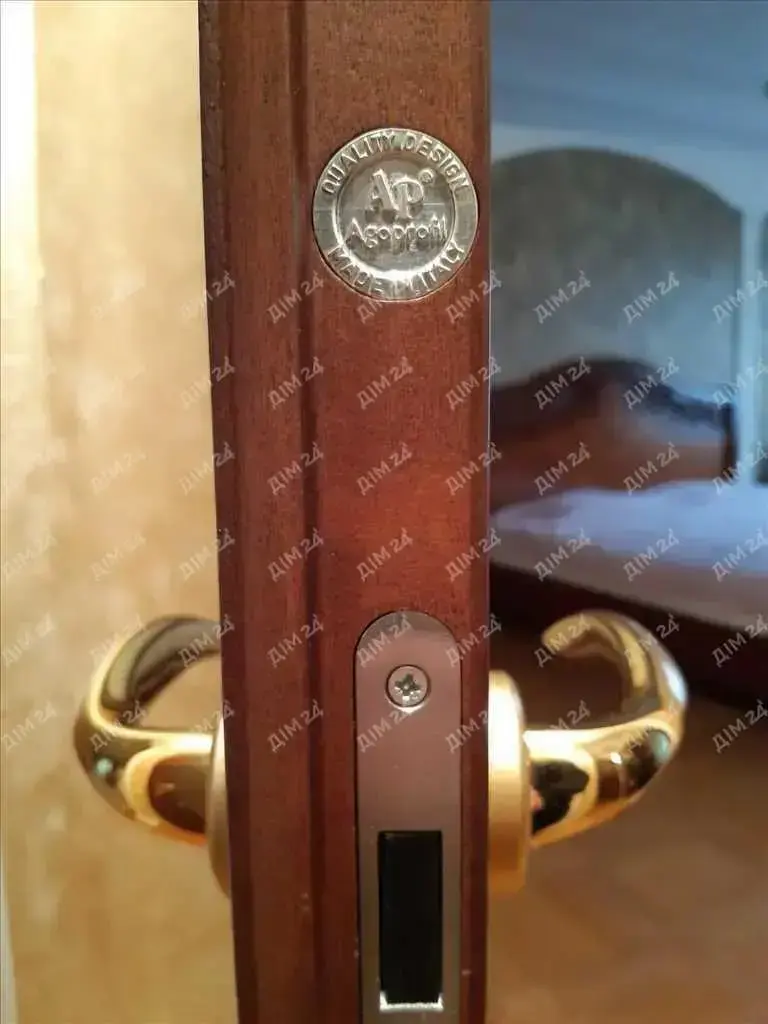 Центр.Трикімнатна сталінка з індивідуальним опаленням.  