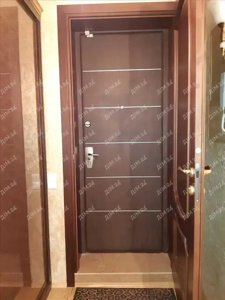 Центр.Трикімнатна сталінка з індивідуальним опаленням.  