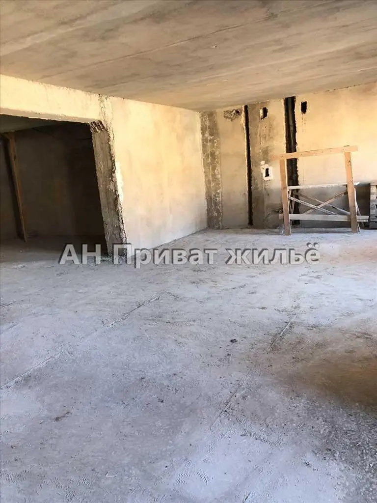 Простора квартира у центрі з терасою!