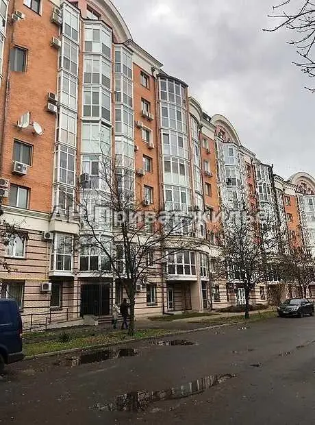 Простора квартира у центрі з терасою!