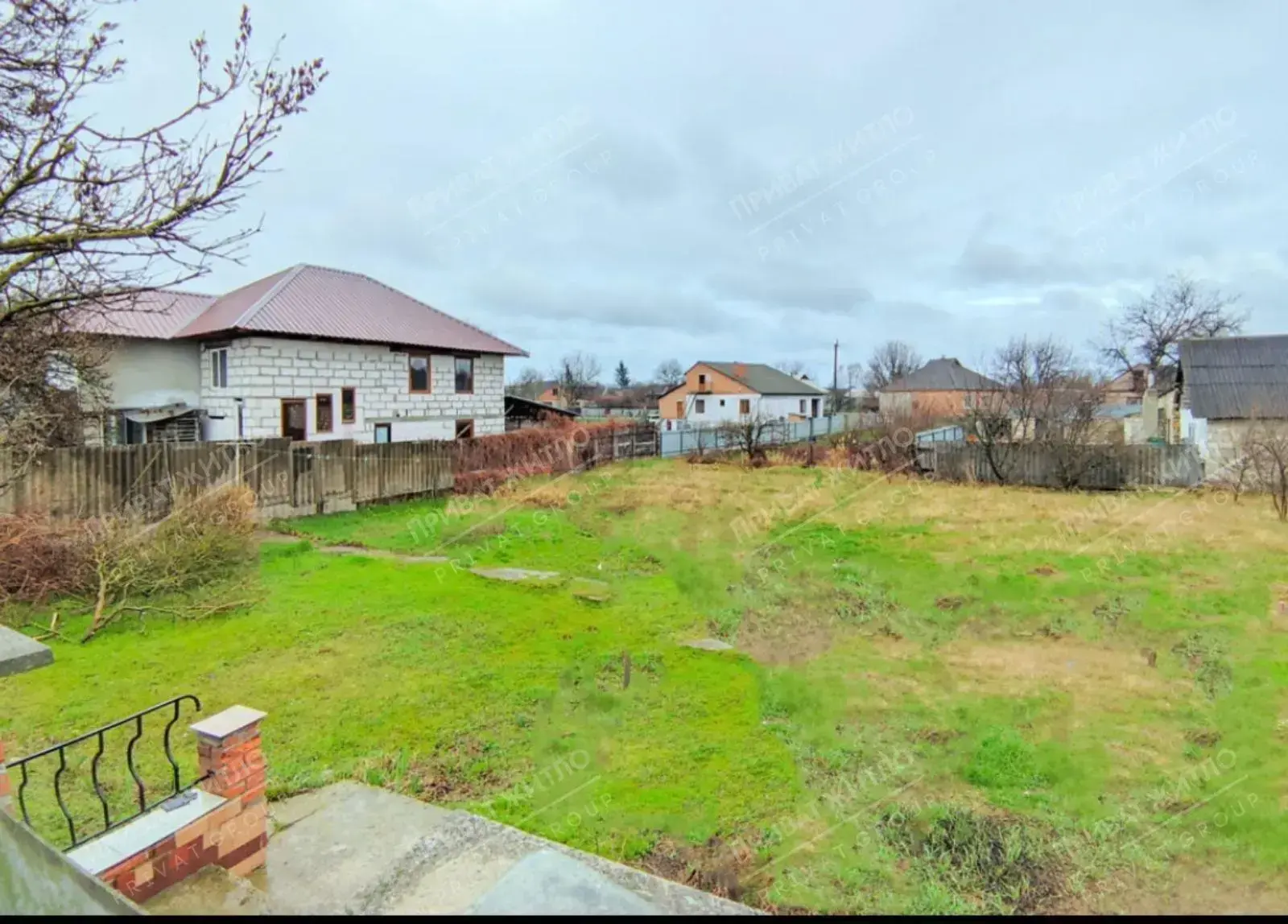 Добротний будинок в мальовничому місці.