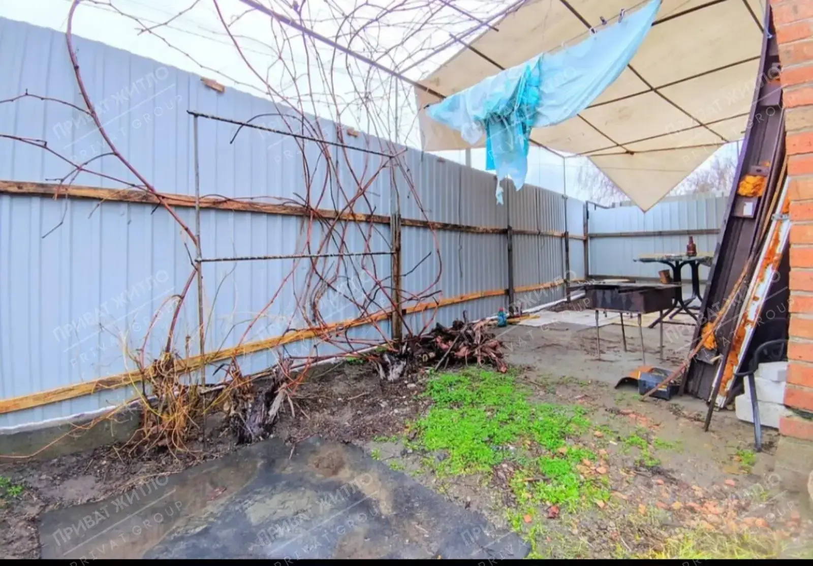 Добротний будинок в мальовничому місці.