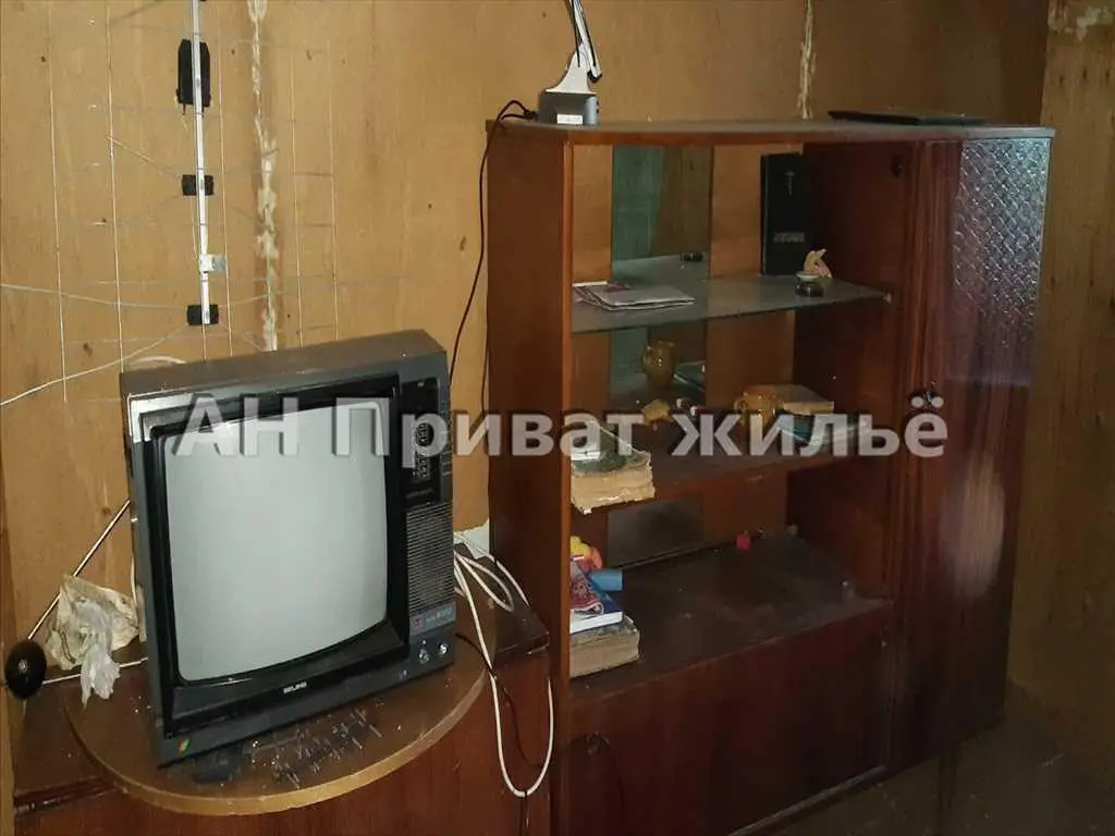 Дача з великою земельною ділянкою.