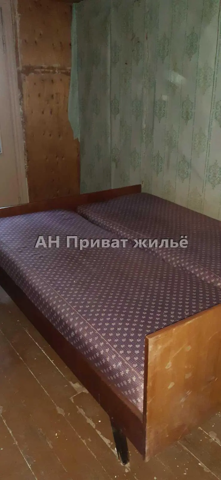 Дача з великою земельною ділянкою.