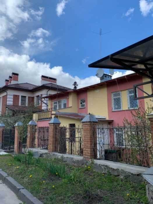 Затишний будинок в районі Павленківського парку з власним ставком.