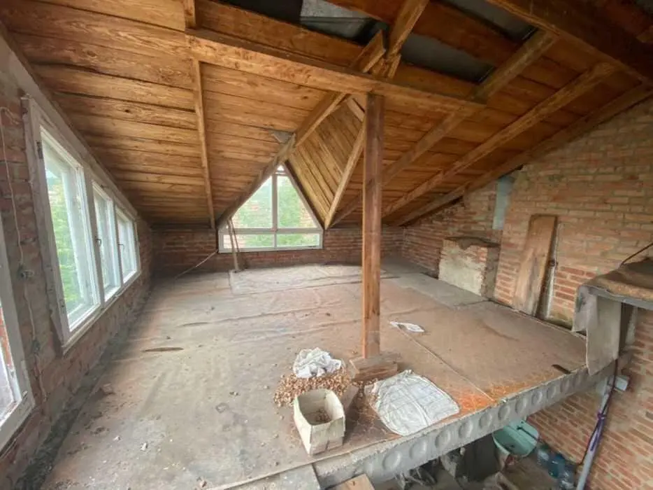 Добротний будинок в живописному місці.