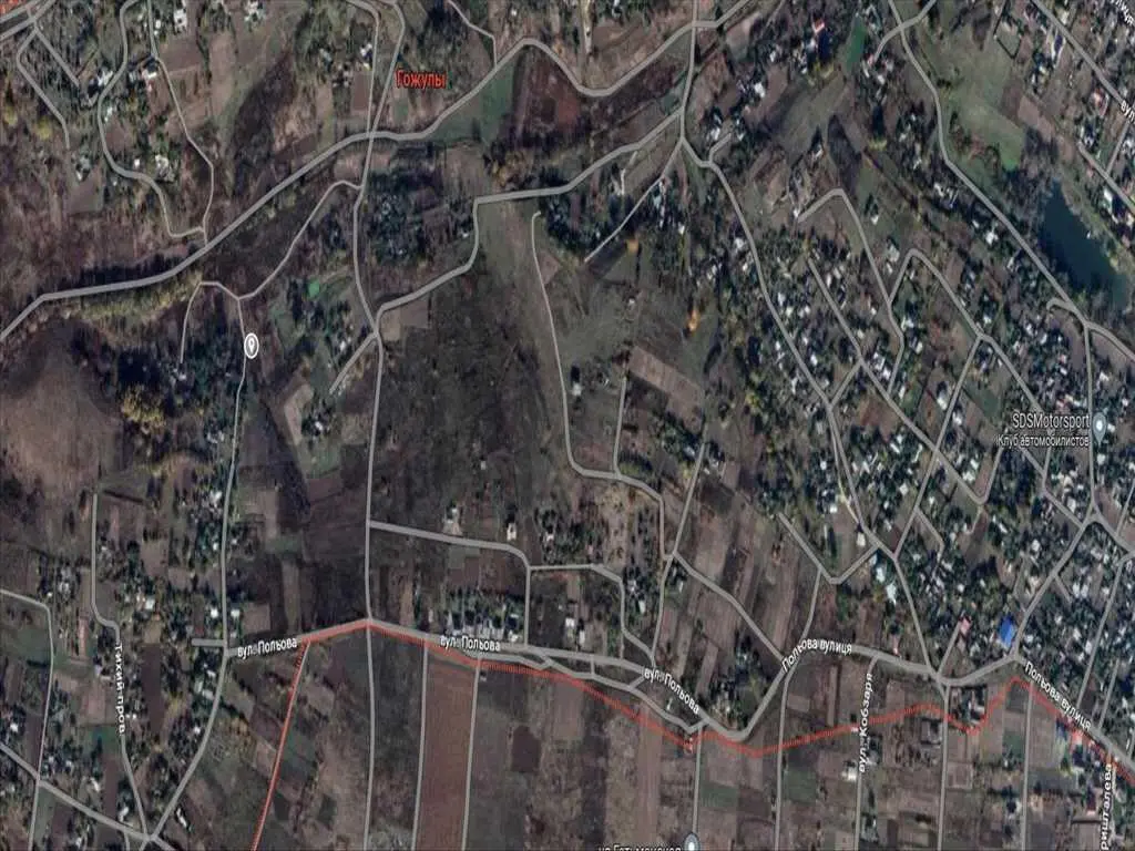 Простора ділянка в місті, район Польової.