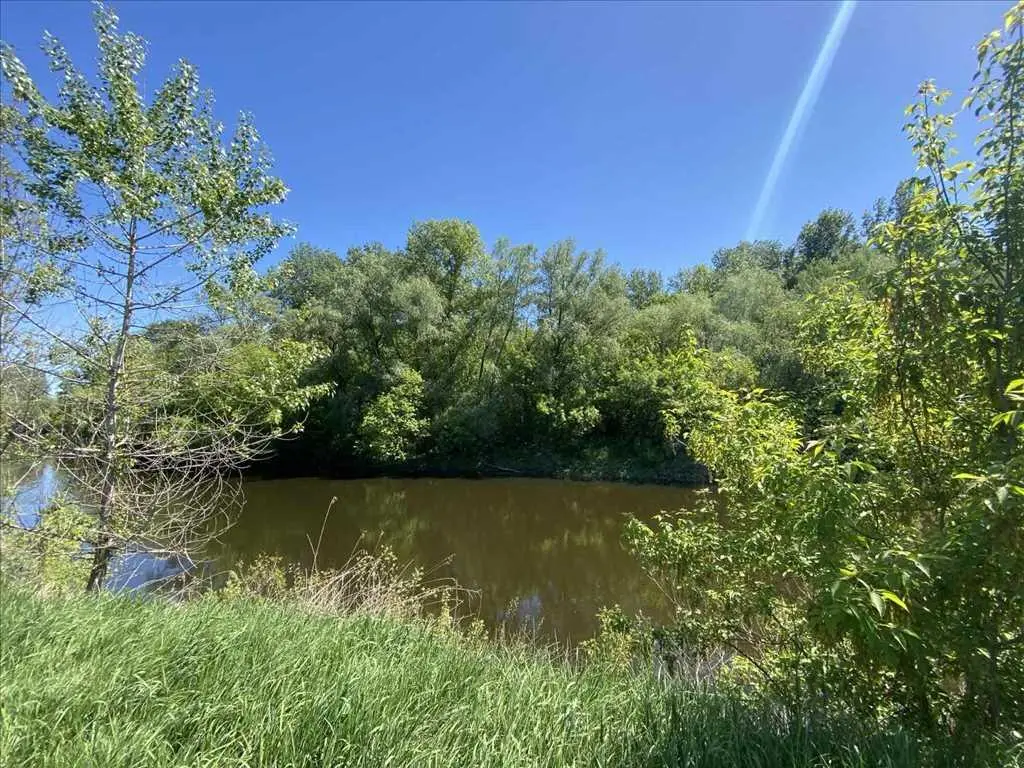 Ділянка для вашого будинку на березі річки!