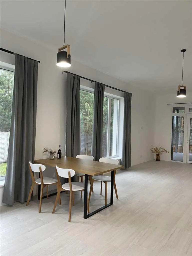 Будинок в сосновому лісі