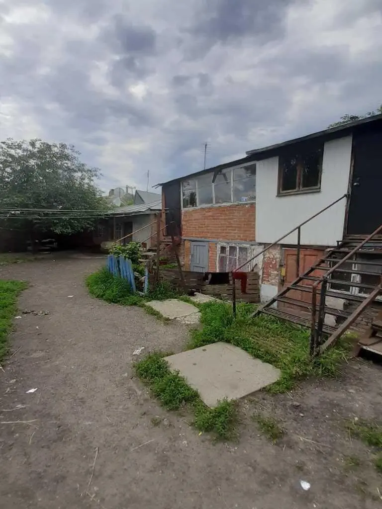 Частина будинку поруч із міським пляжем.