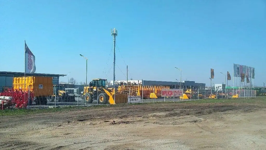 Торговий центр вздовж траси Київ - Харків