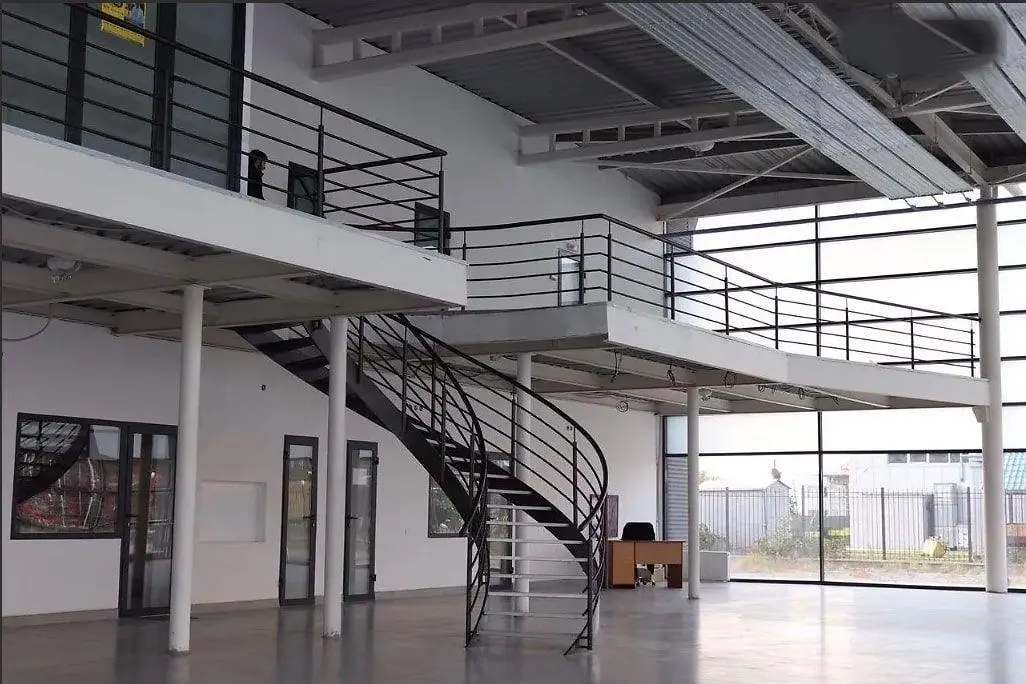 Торговий центр вздовж траси Київ - Харків