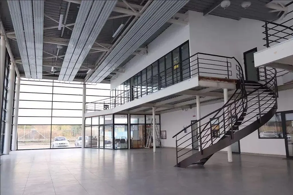 Торговий центр вздовж траси Київ - Харків