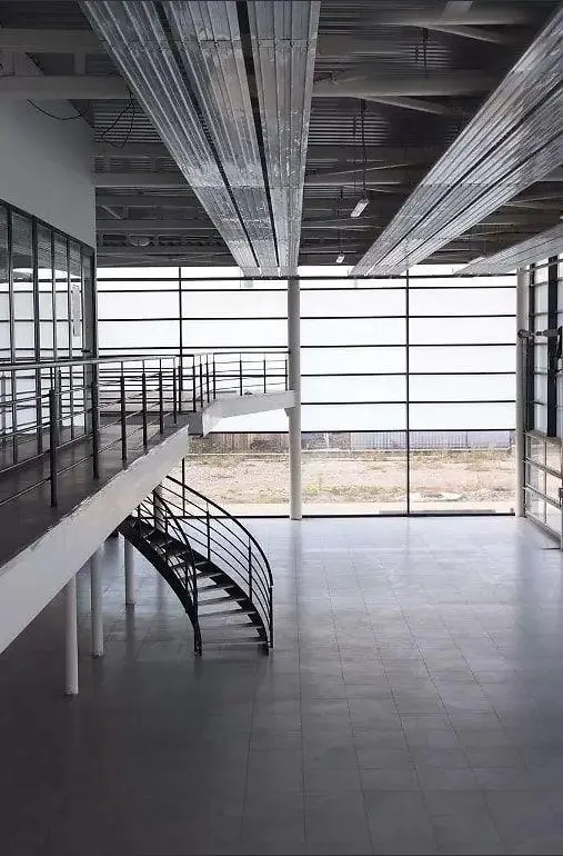 Торговий центр вздовж траси Київ - Харків