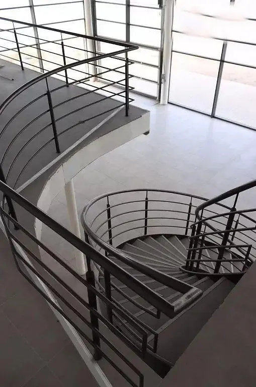 Торговий центр вздовж траси Київ - Харків