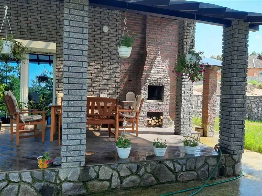 Дім у сосновому лісі