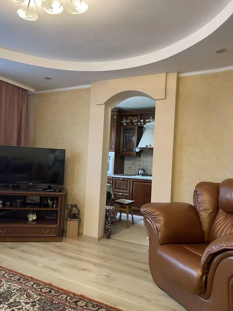 3 кімнатна квартира в гарному стані. Меблі та техніка в подарунок! 