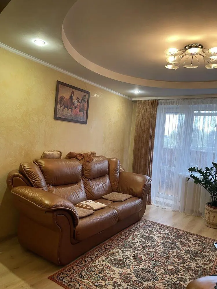 3 кімнатна квартира в гарному стані. Меблі та техніка в подарунок! 