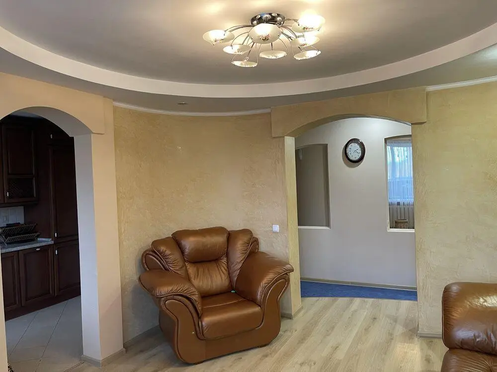 3 кімнатна квартира в гарному стані. Меблі та техніка в подарунок! 