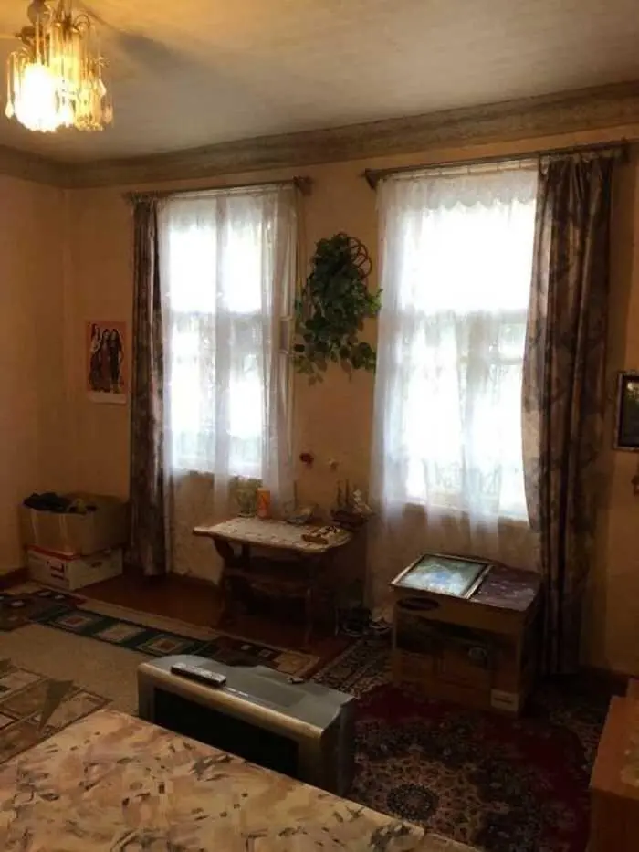 Частина будинку, але з великою площею. 