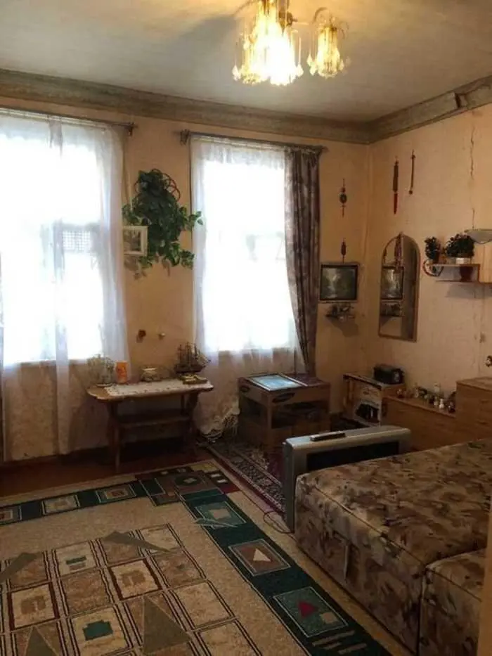 Частина будинку, але з великою площею. 