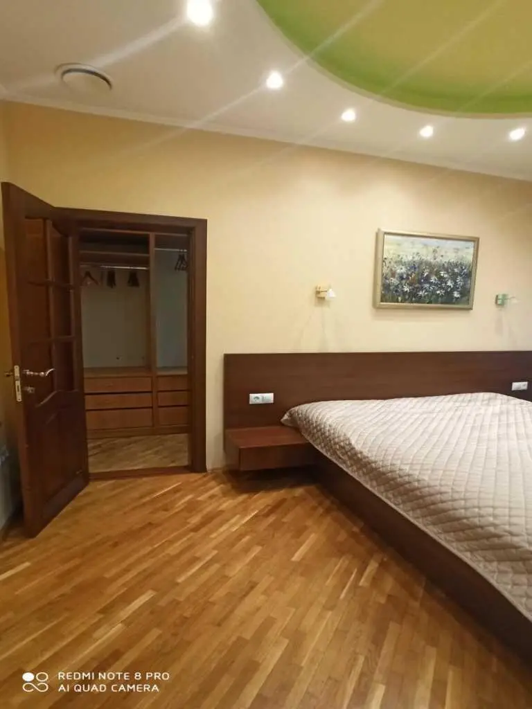 Простора квартира в центрі міста.