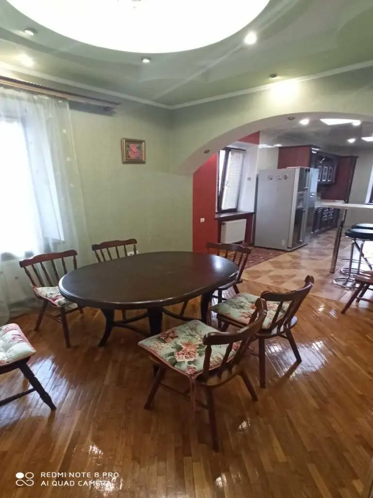 Простора квартира в центрі міста.