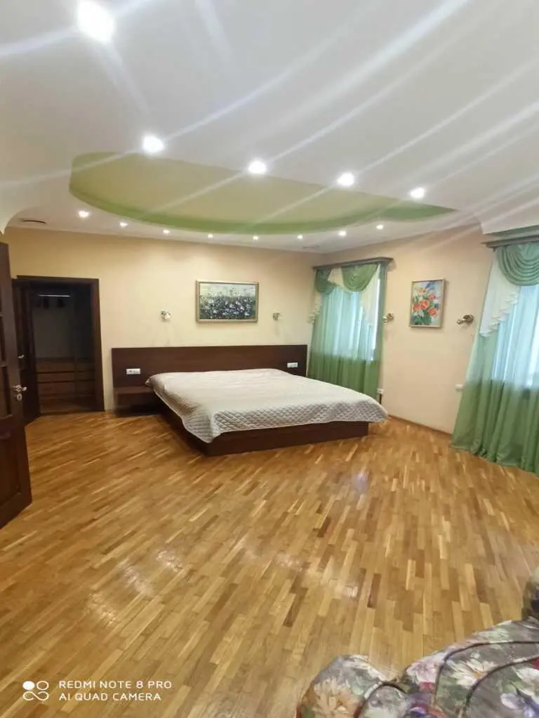 Простора квартира в центрі міста.