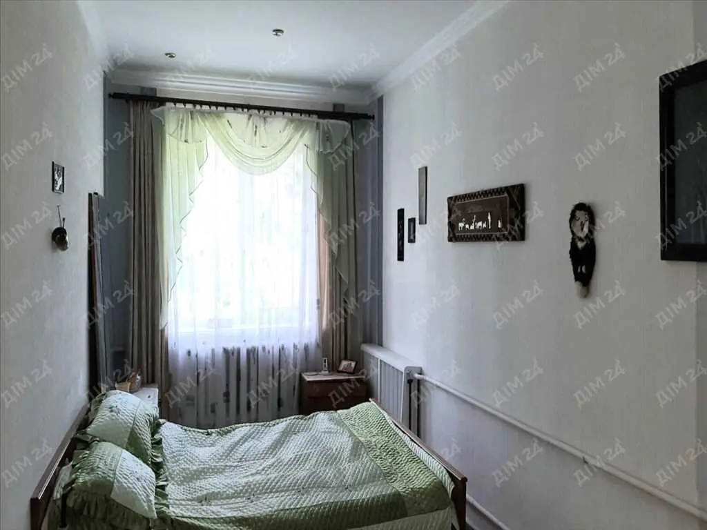 Будинок на 2 входа в передмісті