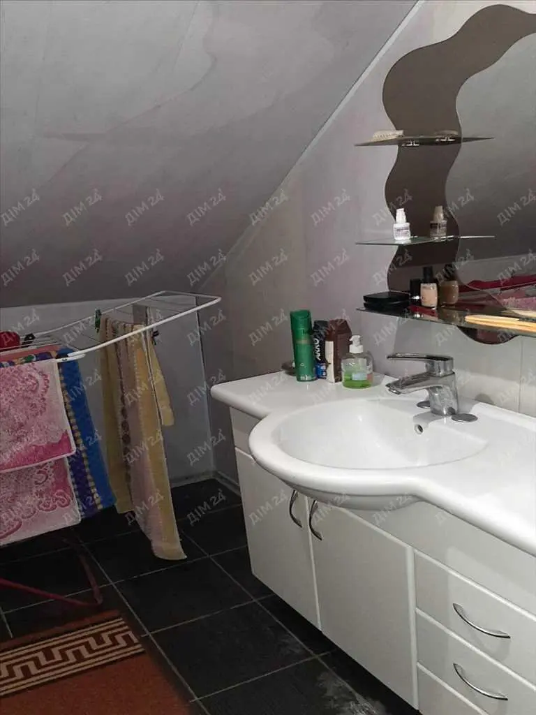 Будинок на 2 входа в передмісті