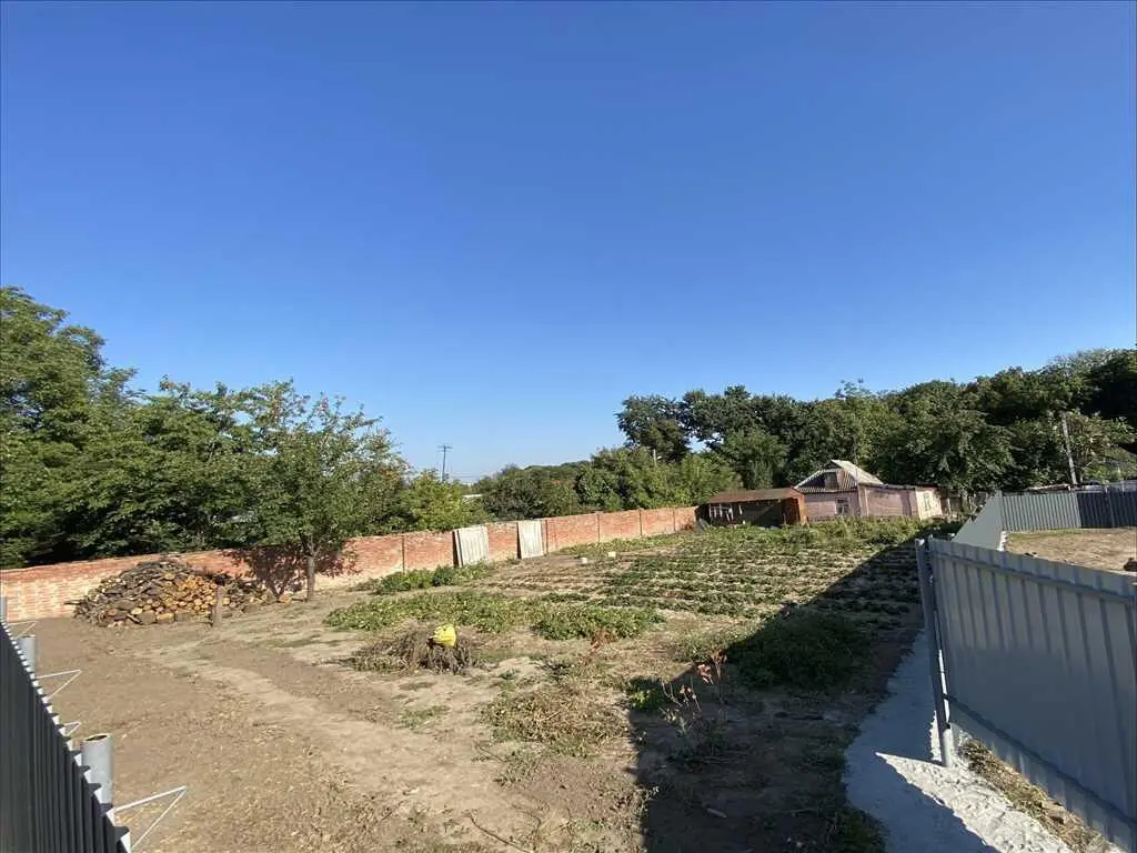 Половки. Ділянка по червоній лінії. 