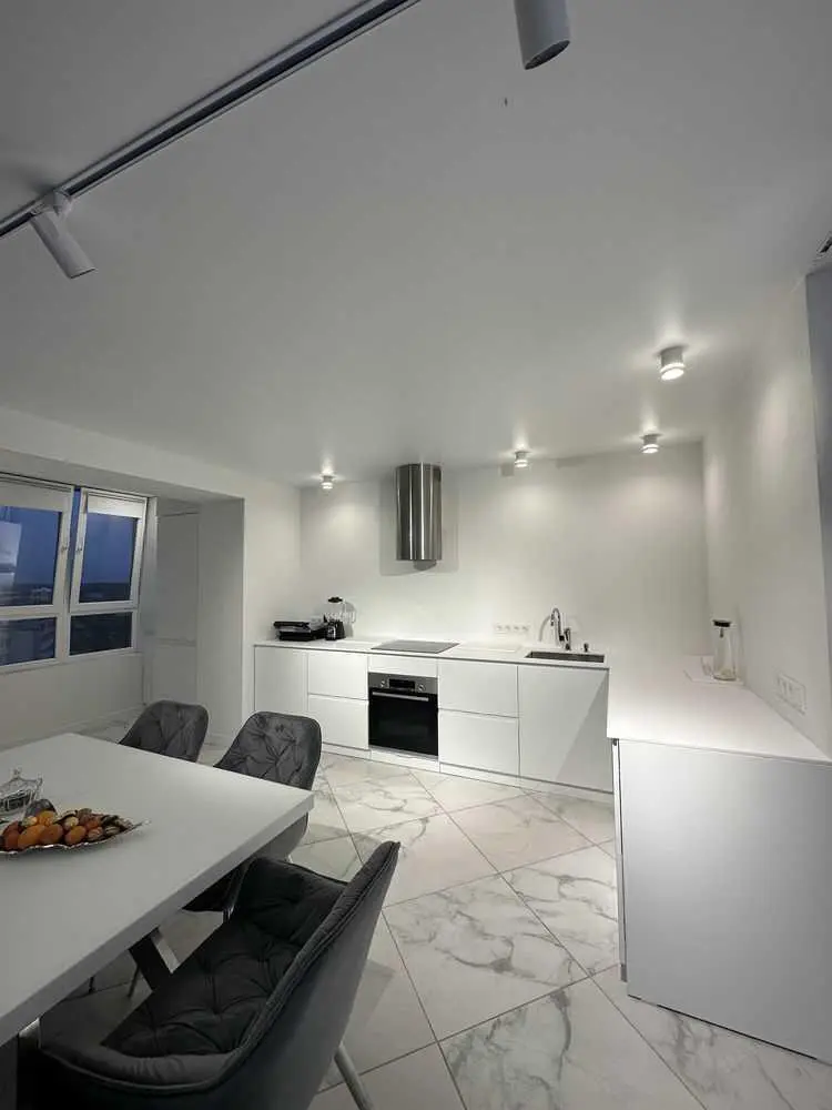 Квартира в новому будинку з дизайнерським  ремонтом!