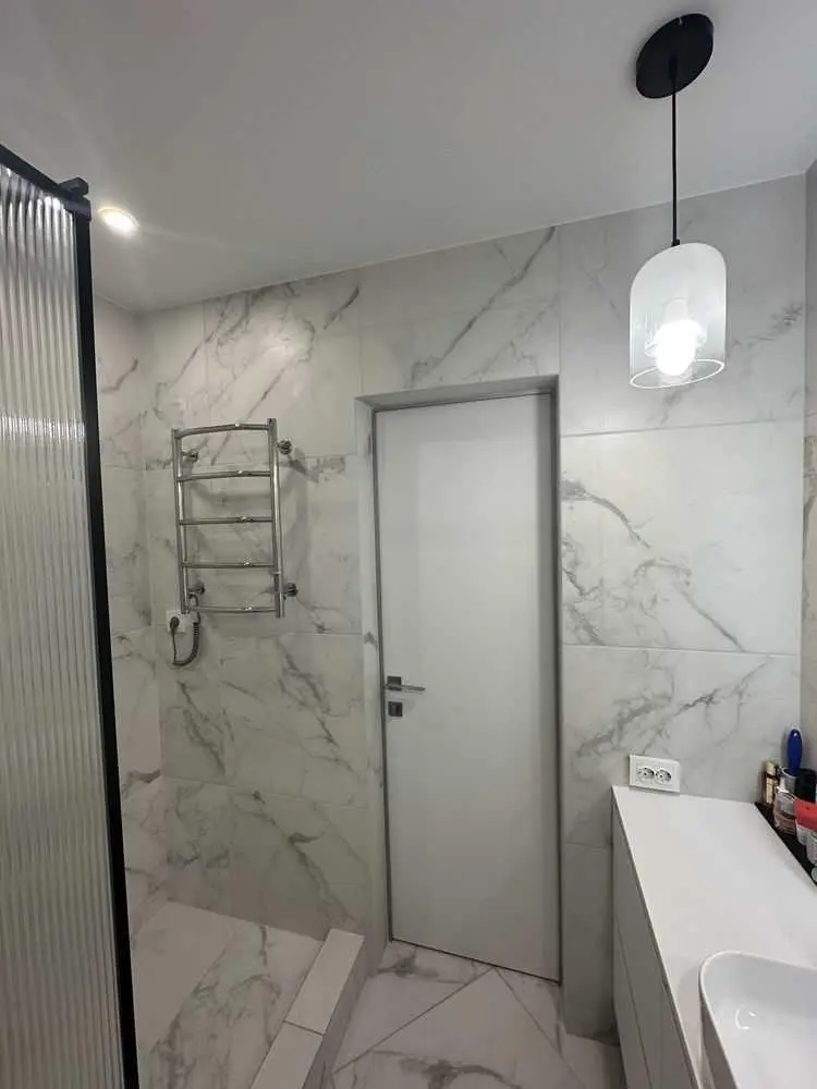 Квартира в новому будинку з дизайнерським  ремонтом!