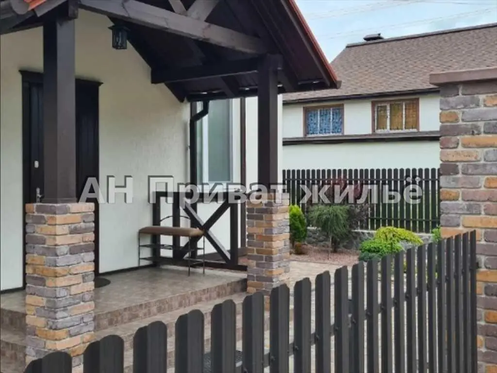 Сучасний будинок в екологічному районі