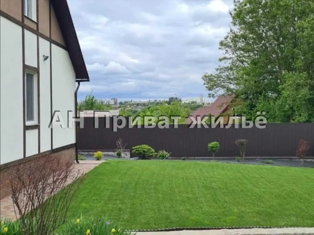 Сучасний будинок в екологічному районі