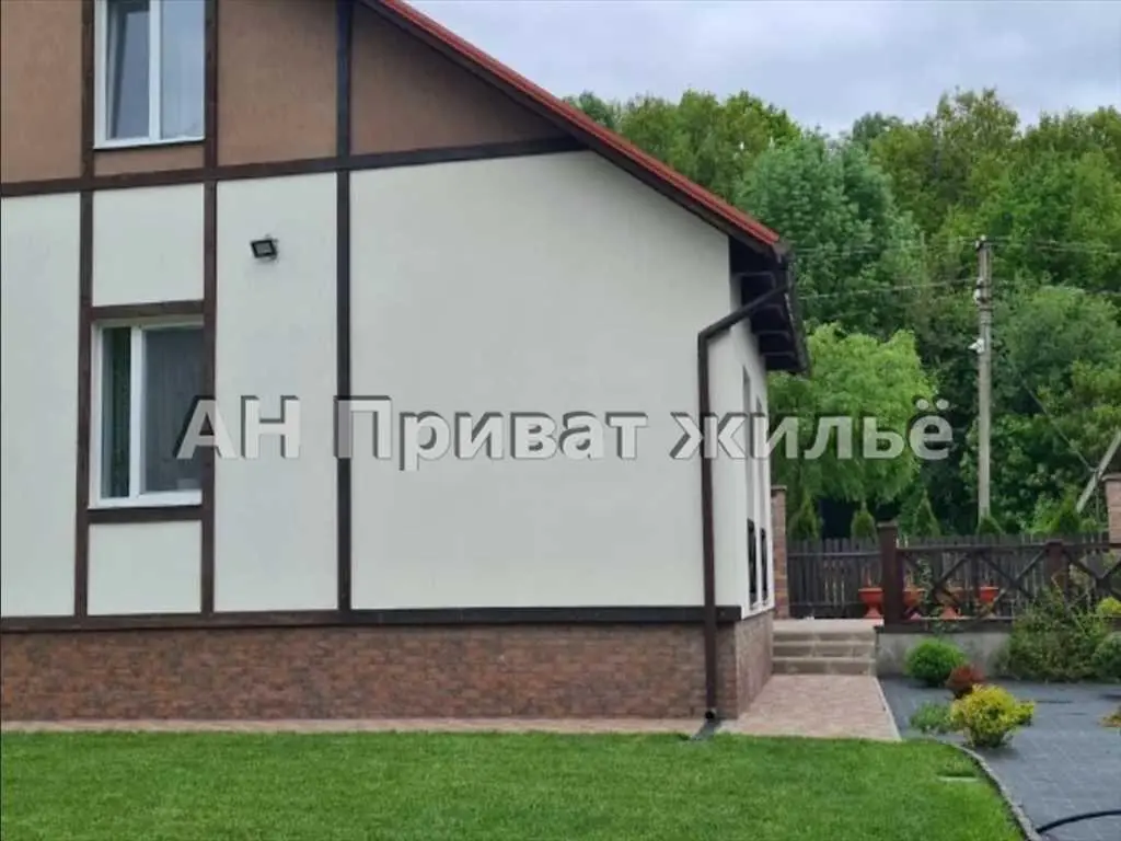 Сучасний будинок в екологічному районі