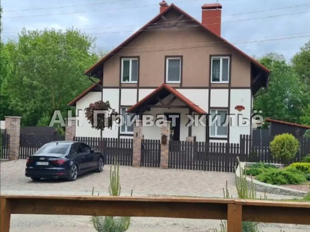 Сучасний будинок в екологічному районі