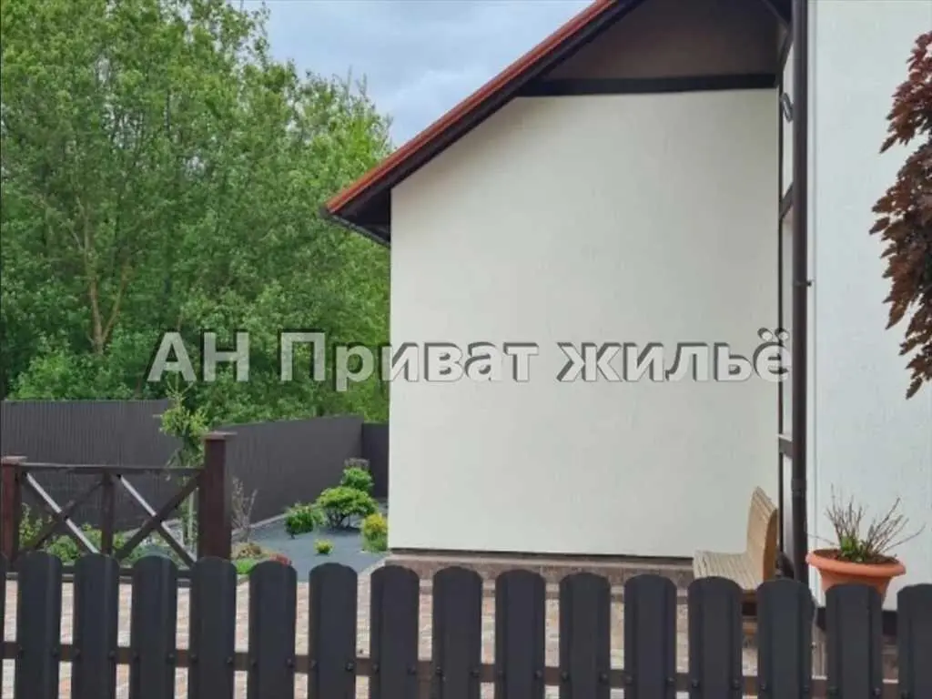 Сучасний будинок в екологічному районі