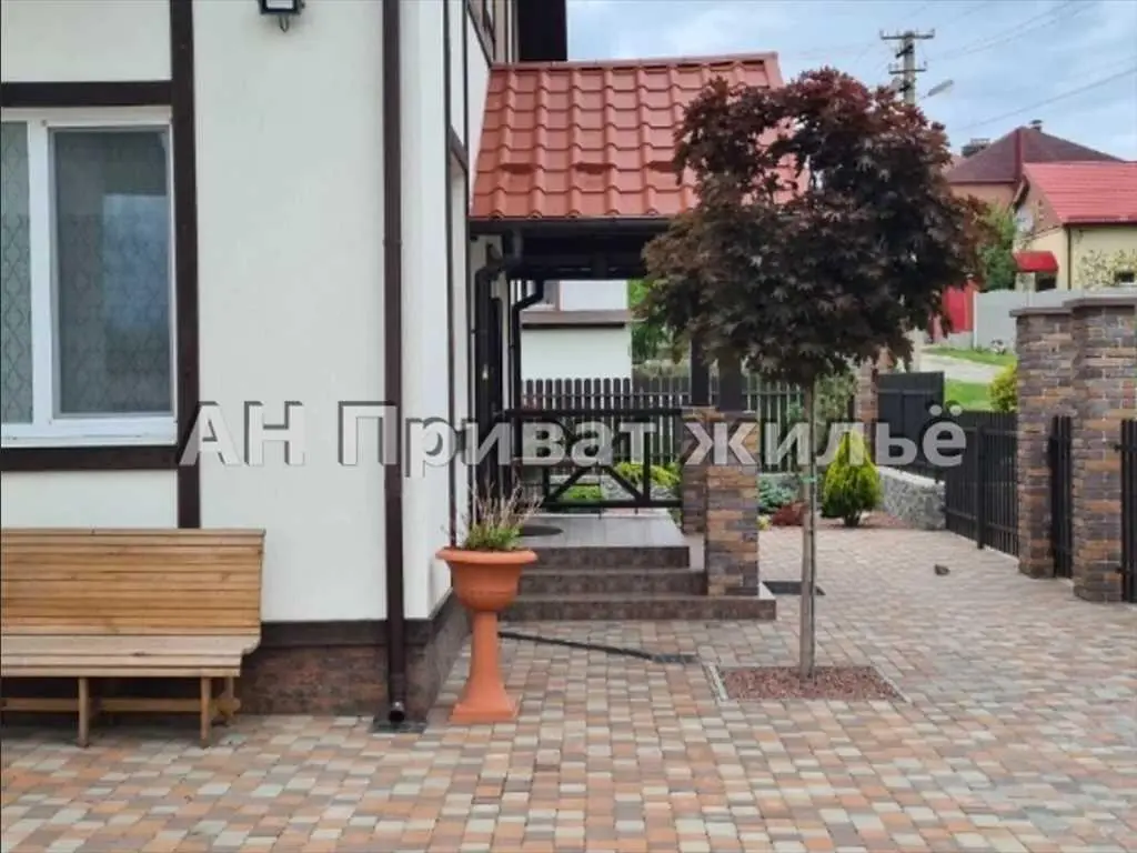 Сучасний будинок в екологічному районі