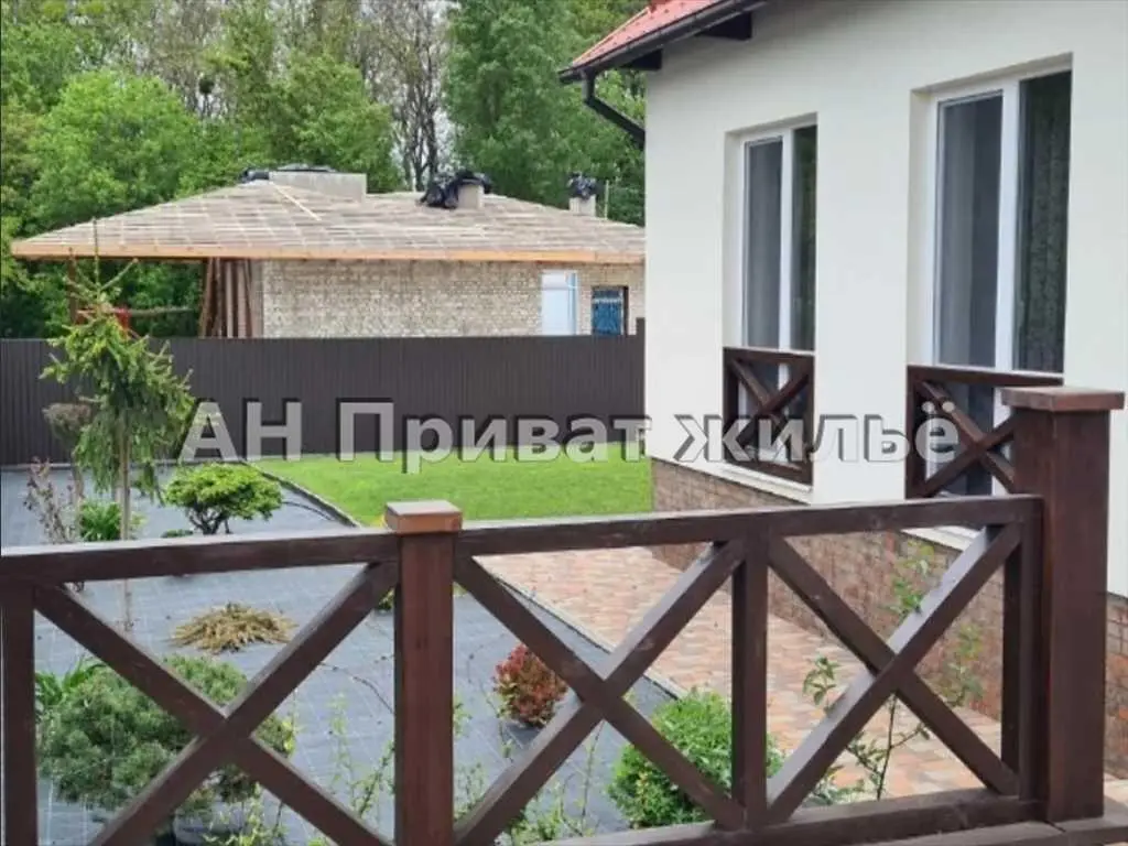 Сучасний будинок в екологічному районі