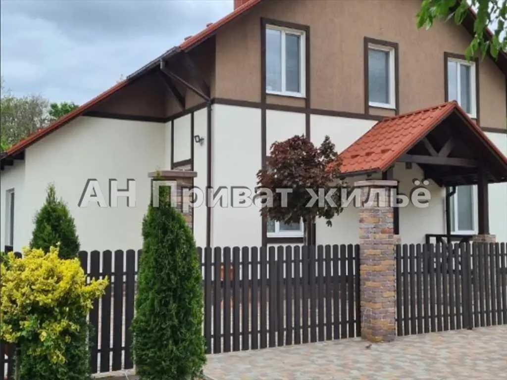 Сучасний будинок в екологічному районі