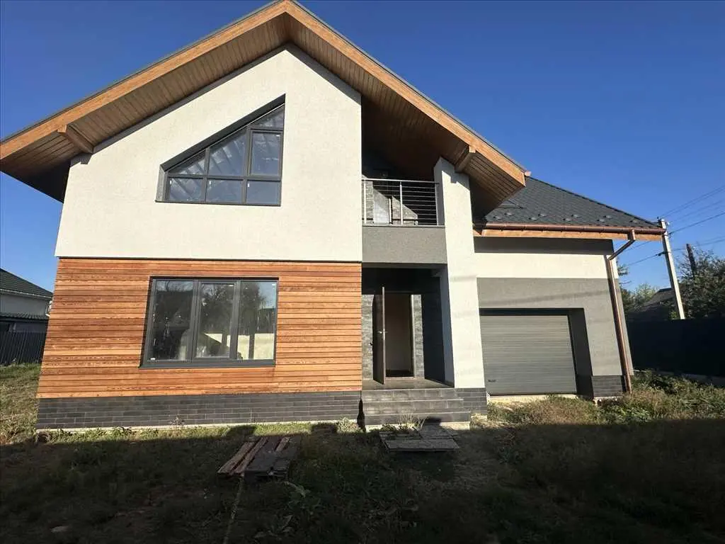 Сучасний будинок на Подолі