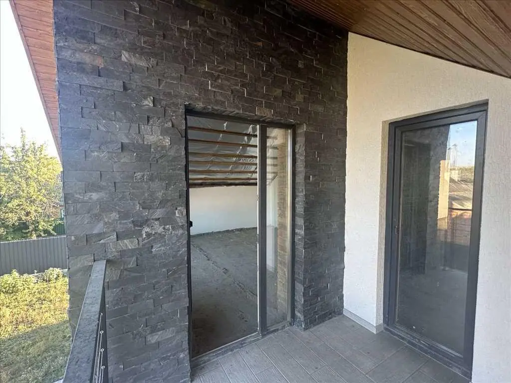 Сучасний будинок на Подолі