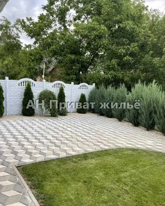 Будинок поруч з річкою на Вороніна