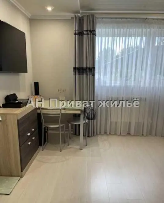 Будинок поруч з річкою на Вороніна