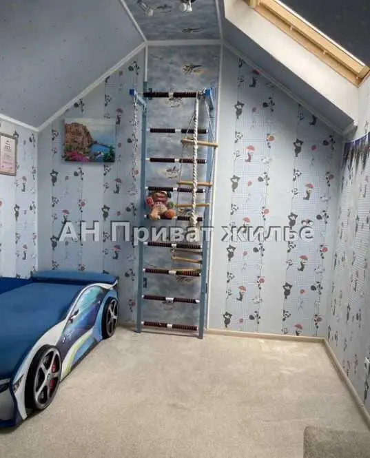 Будинок поруч з річкою на Вороніна