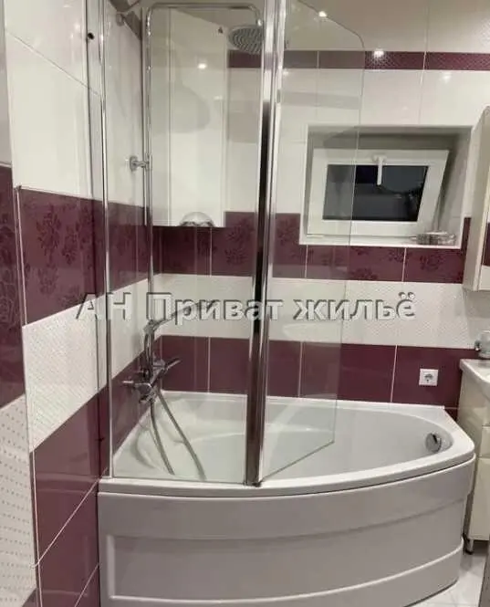 Будинок поруч з річкою на Вороніна