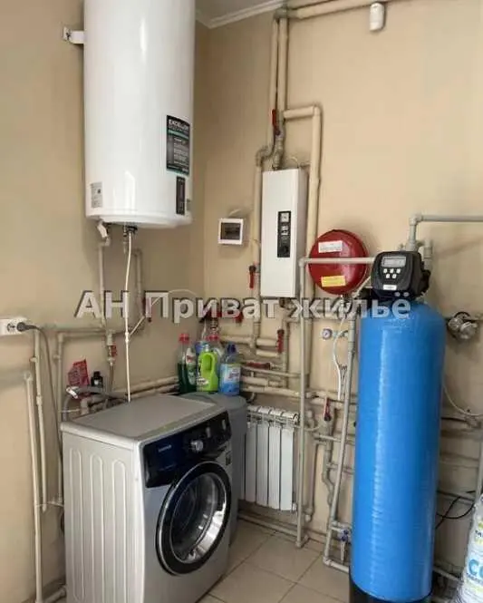 Будинок поруч з річкою на Вороніна